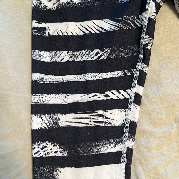 Lululemon stripped legging capris - Picture 5 of 6